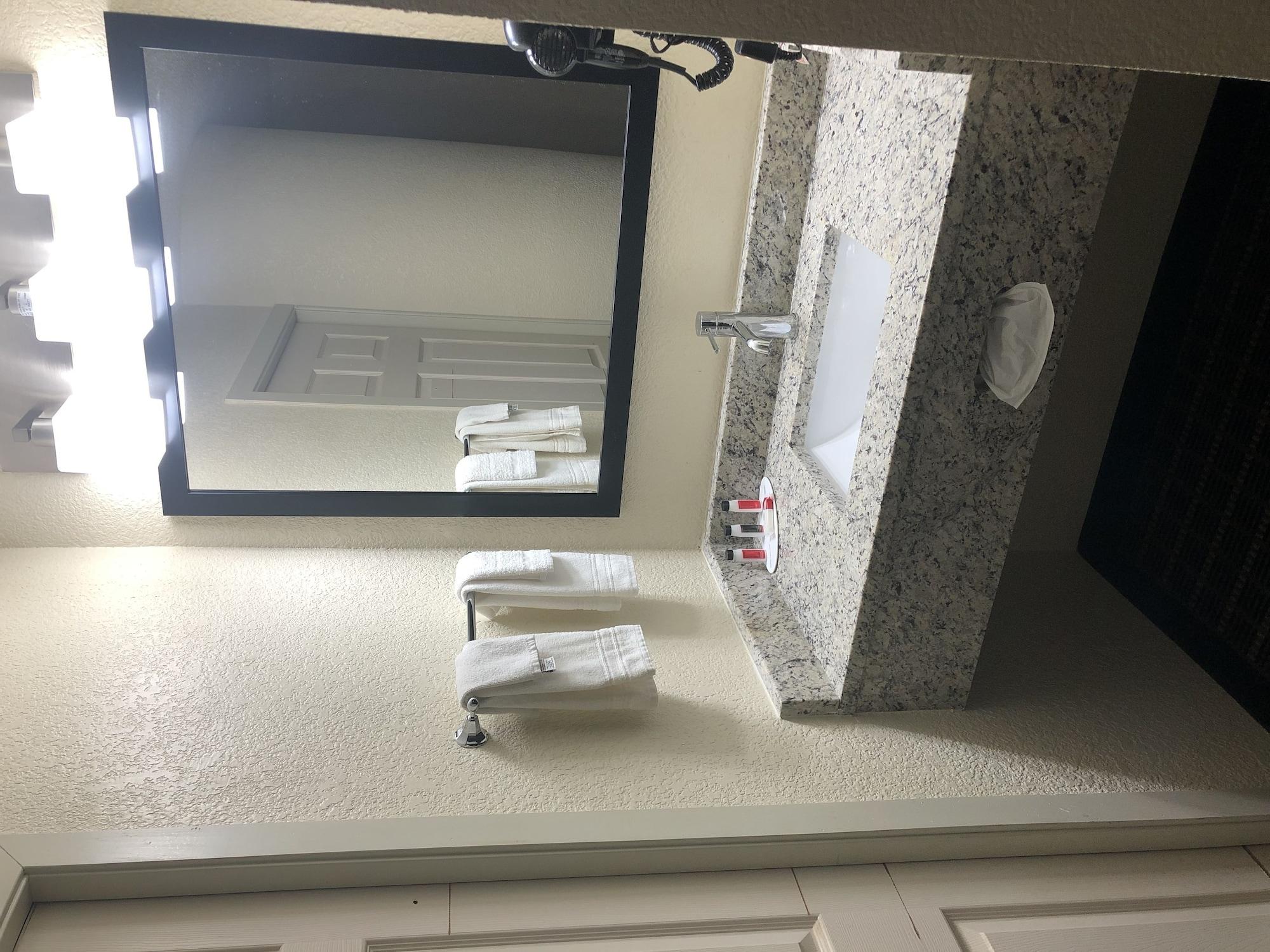 Baymont Inn & Suites By Wyndham Mukwonago Екстериор снимка