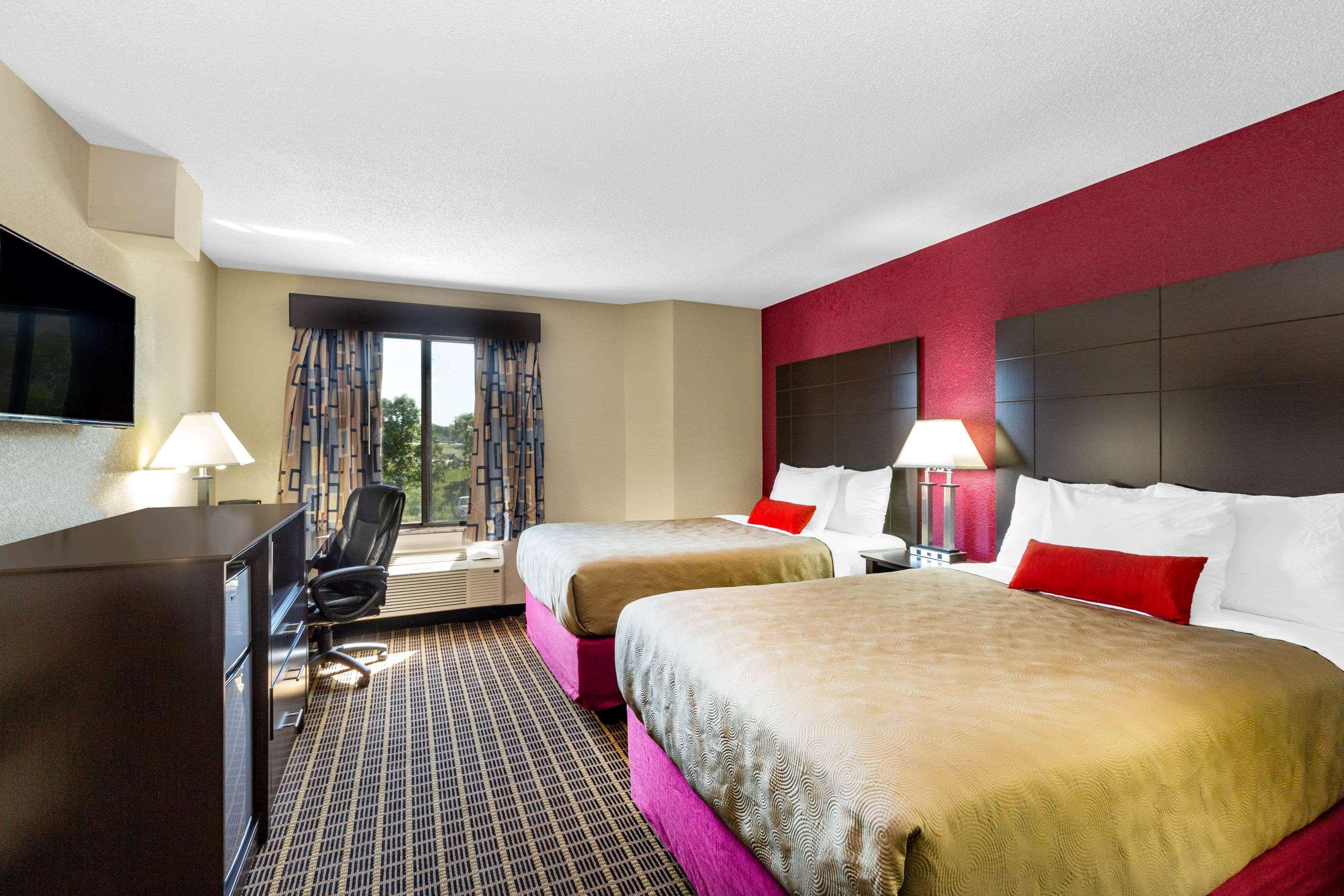 Baymont Inn & Suites By Wyndham Mukwonago Екстериор снимка