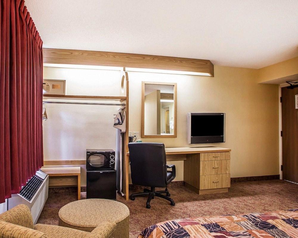 Baymont Inn & Suites By Wyndham Mukwonago Екстериор снимка