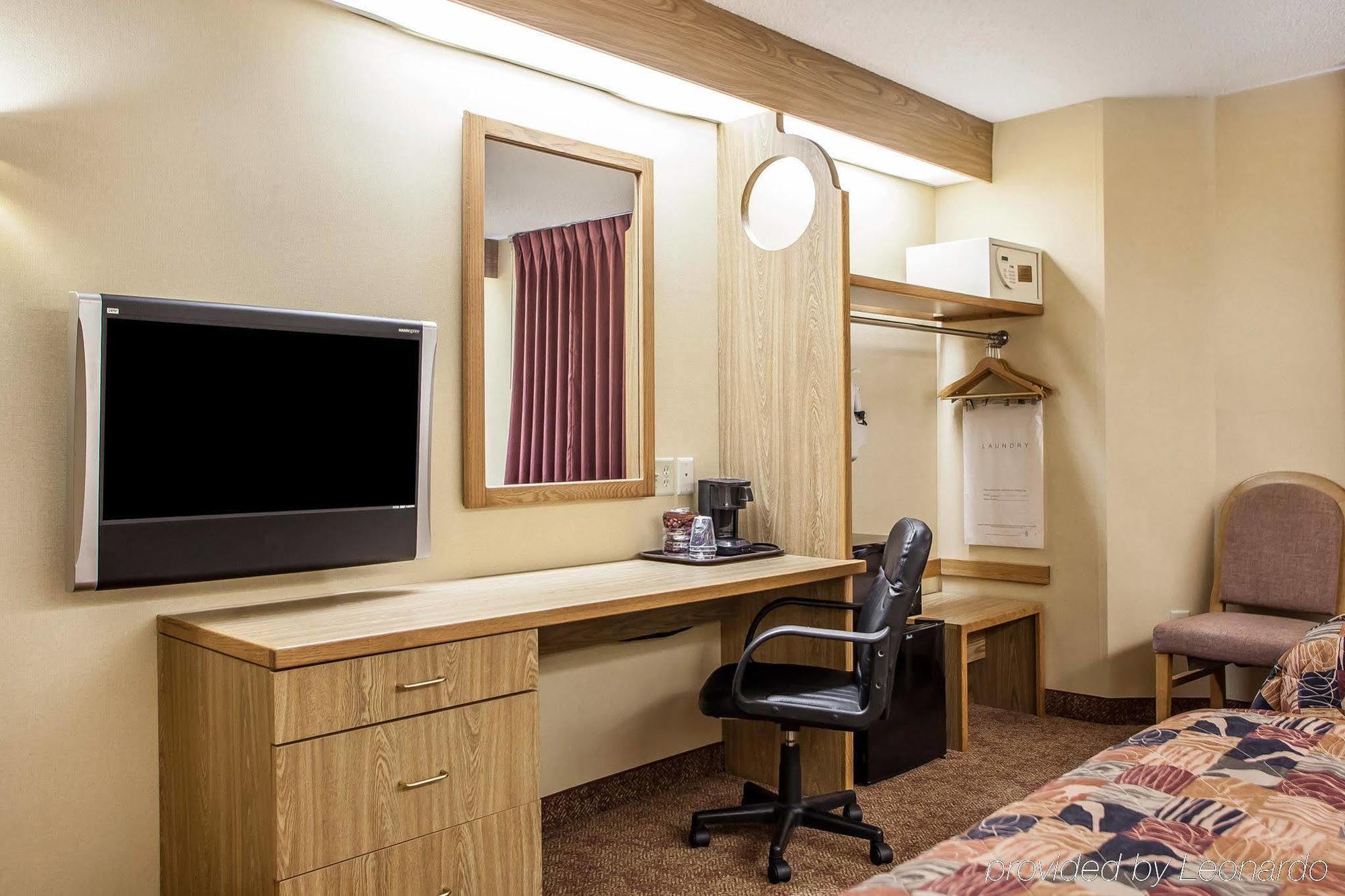 Baymont Inn & Suites By Wyndham Mukwonago Екстериор снимка