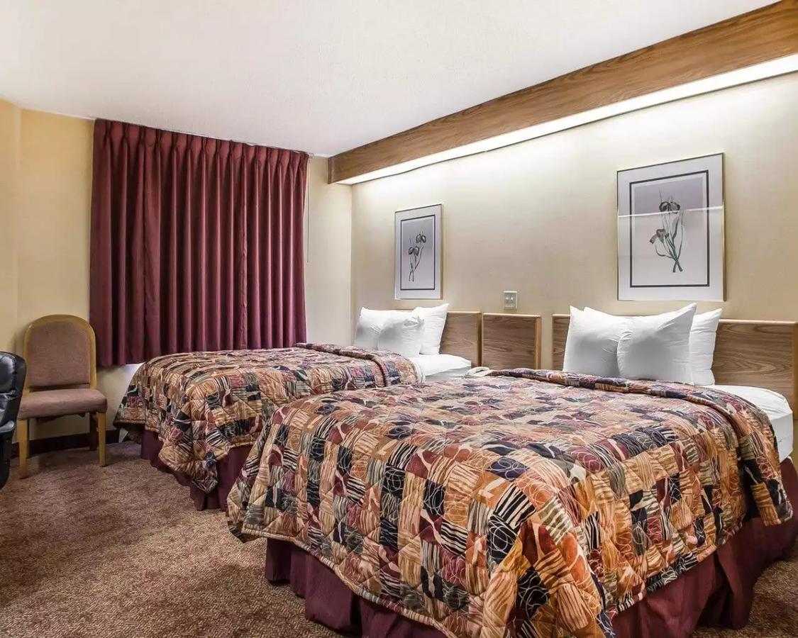 Baymont Inn & Suites By Wyndham Mukwonago Екстериор снимка